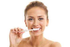 mujer adulta con cepillo de dientes aislado en blanco foto