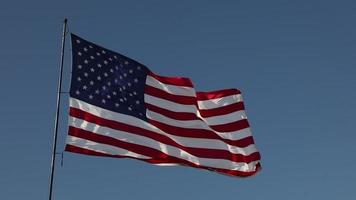 Zeitlupe der amerikanischen Flagge, die im Wind weht video