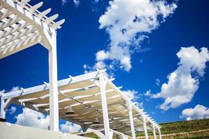 luz natural. tomar el sol. niveles de madera contra el cielo. toldo de playa de madera. foto