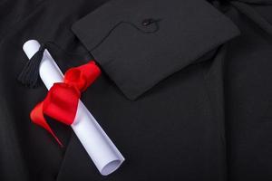 día de graduación. una toga, un gorro de graduación y un diploma, y listo para el día de la graduación foto
