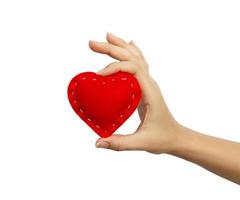 corazón rojo en mano de mujer aislado en blanco. día de San Valentín foto