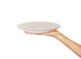 un plato de cocina blanco en la mano humana. vista en perspectiva, aislada sobre fondo blanco foto