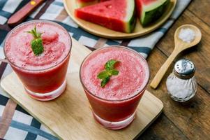 batido de sandía en la mesa de madera, bebidas de frutas dulces en verano para una dieta saludable foto