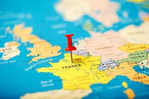 la ubicación del destino en el mapa de francia se indica con una chincheta roja foto