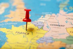 el botón rojo indica la ubicación y las coordenadas del destino en el mapa del país de francia. foto