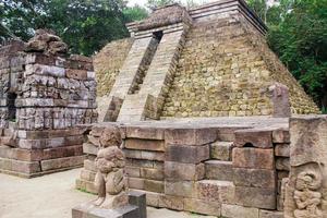 templo sukuh o candi sukuh, relieves en el templo sukuh. antiguo templo erótico candi sukuh-hindú en java central, indonesia. el templo es un templo hindú javanés ubicado en el monte lawu foto