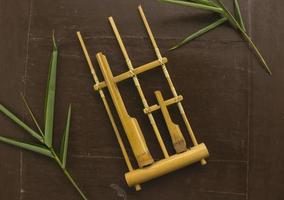 angklung, el instrumento musical tradicional sundanés hecho de bambú. aislado sobre fondo blanco foto