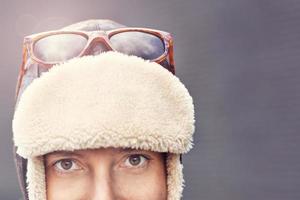 retrato de mujer con sombrero de invierno foto