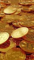 bitcoin de crypto-monnaie d'or tombe sur un tas de pièces vidéo en boucle verticale video