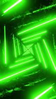 voler dans un tunnel avec des lumières fluorescentes vertes clignotantes. vidéo en boucle verticale video