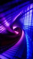 Fliegen durch einen dreieckigen Tunnel mit Neonwänden. vertikal gelooptes Video