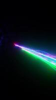 multicolore laser sentieri volante nel spazio. verticale loop video