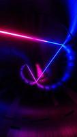 un' laser in movimento nel un' circolare tunnel. verticale loop video