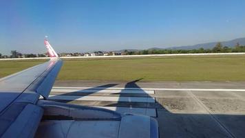 Chiang Mai, Tailandia. 17 de diciembre de 2022. airbus 320 airasia, tailandia aerolínea de bajo costo. salida del aeropuerto de chiang mai video