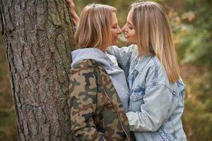 dos amigas o pareja lgnt en madera foto