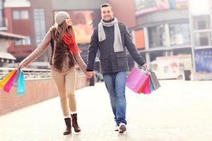 alegre pareja de compras en la ciudad foto