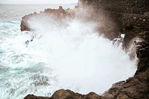 enormes olas del mar foto