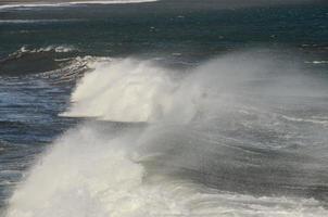 enormes olas del mar foto