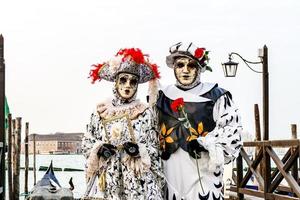 personas no identificadas con máscaras de carnaval en el carnaval de venecia en venecia, italia, alrededor de febrero de 2022 foto