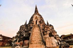 antiguo templo budista en el este de asia foto