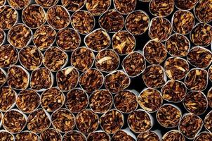 concepto de la industria tabacalera con cigarrillos apilados foto