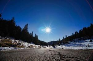 paisaje nevado de invierno foto