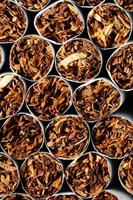 concepto de la industria tabacalera con cigarrillos apilados foto