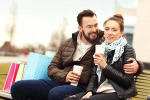 pareja joven con bolsas de compras foto