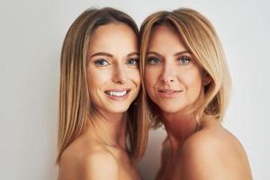 retrato de dos novias jóvenes. foto