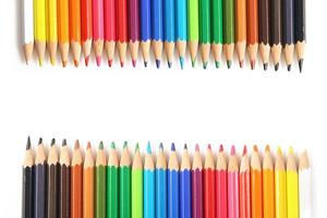 lápices de colores sobre fondo blanco foto