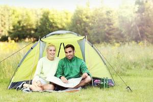 pareja acampando en el bosque foto