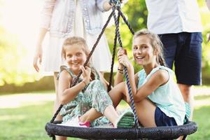 familia alegre divirtiéndose en el patio de recreo foto