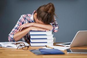 estudiante cansada aprendiendo hasta tarde en casa foto