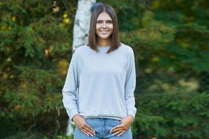 mujer joven en blusa gris foto