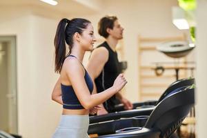 Una pareja en forma en el gimnasio luciendo muy atractiva foto