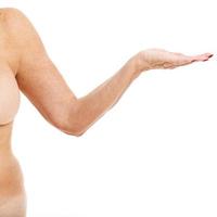 Mujer adulta obesa mostrando el brazo sobre fondo blanco. foto