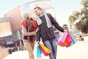 pareja alegre de compras en la ciudad foto