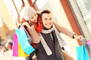 pareja alegre de compras en la ciudad foto