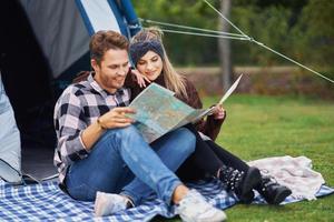 joven pareja agradable divirtiéndose en el camping foto