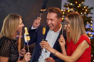 amigos de negocios celebrando la fiesta de navidad foto