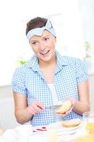 mujer preparando un sandwich foto