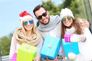 grupo de amigos con regalos de navidad foto