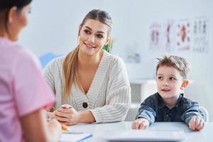 niño pequeño que tiene examen médico por pediatra foto