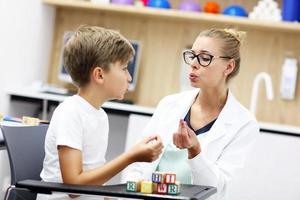 lindo niño pequeño en la oficina del terapeuta del habla foto