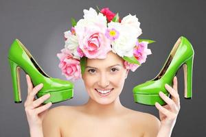 mujer de primavera con flores y zapatos foto