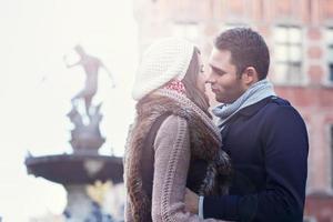 joven pareja besándose en gdansk foto