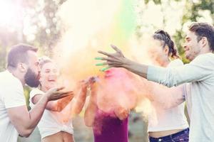 grupo de amigos divirtiéndose en el festival de color foto