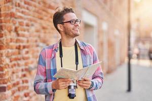 turista masculino en máscara turismo gdansk polonia foto