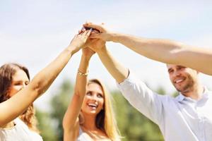 grupo de amigos divirtiéndose juntos en el césped foto