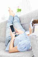 mujer enviando mensajes de texto en un sofá foto